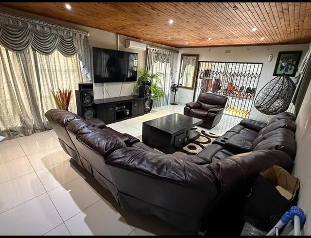 4 BEDROOM HOUSE FOR SALE IN OAKDENE